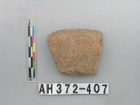 藏品(灰褐色粗砂陶口緣)的圖片